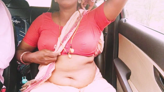 Telugu hizmetçisi orman yolunda Telugu edepsizce konuşarak arabada seks yapıyor.