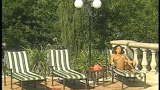 Güzel memeli seksi sürtük limuzinin arkasında sikiliyor