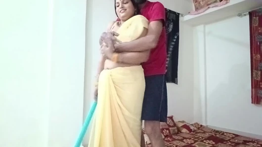 Riya Bhabhi efendisinin evini süpürüyordu, sahibi seksi konuşarak cinsel ilişki kurdu.
