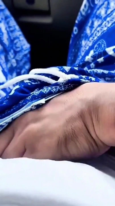 Çekici ve seksi başörtülü bir öğrencinin eşi, onu Jakarta Üniversitesi'nden davet etti. Arabanın yanında oynuyor o kız | Klip 1