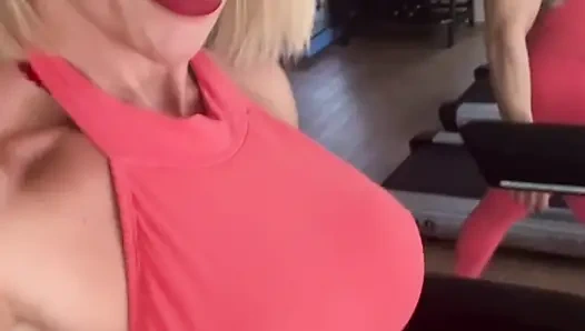 Sarışın dev kadın ham göt ve amcık füzyonu sunuyor