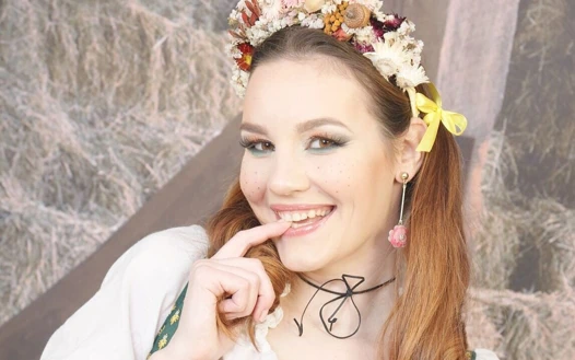 376 Elena Vega köylü kızı ahırda masturabate