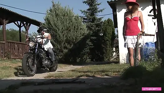 Yarağa aç esmer açık havada götten sikiliyor