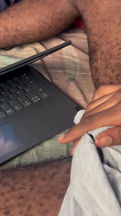 Kız arkadaşımın güzel vücudunu izlerken amcığımın tadını çıkarıyorum