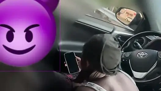 O sikimi emerken arabaların yanından geçiyor