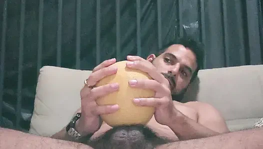 Yemek fetişi kavun sikişiyor yarağımda gırtlağına kadar sikiş düdüğünü duyabiliyor musun?