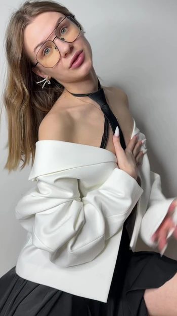 Может ли такая девушка, как я, сделать тебя твердым? 😍