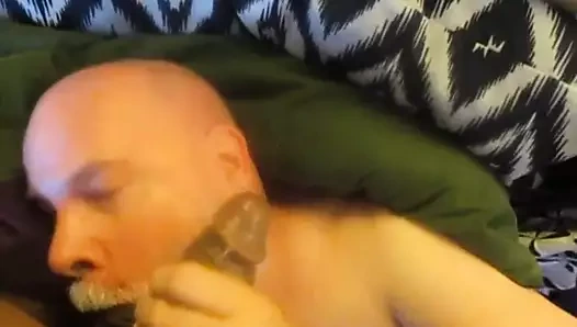 Beyaz bir adam büyük, siyah bir horoza nasıl tapmalı?