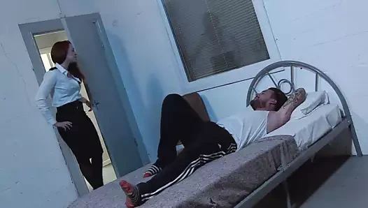 Schnelle Nummer in Knast die Rothaarige Schlampe fickt den Macho