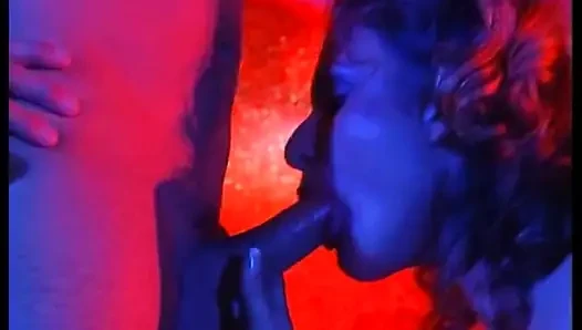Büyük memeli seksi sarışın amcığı seviyor