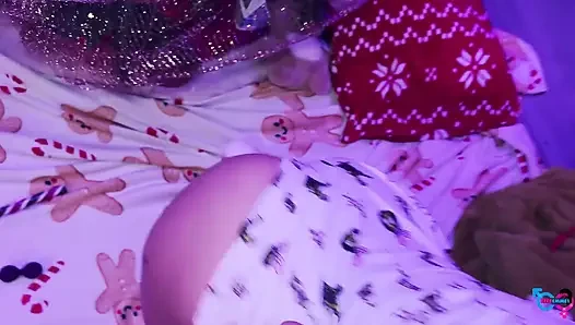 Yaramaz kız squirting yaparken mastürbasyon yapıyor ve Noel ağacının altında kıçını siktiriyor!