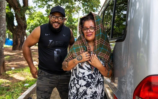 Şişman olgun minibüsümde anal yumrukla sikiliyor