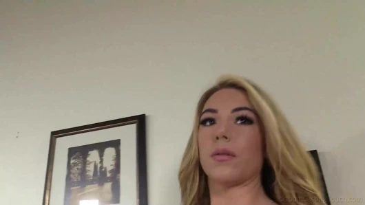 Büyük göğüslü tatlı Tess ilk anal anal seksini yapıyor!