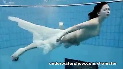 Andrea su altında güzel bir vücut gösteriyor