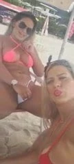 Amigas gostosas na praia se chupando