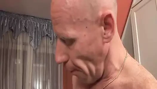 Muhteşem bir Alman esmer için ateşli sikişten sonra ağzına boşalma