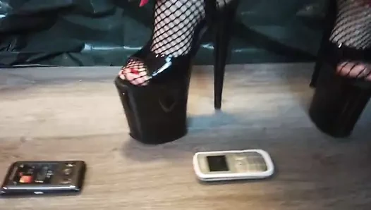 Bayan 3 cep telefonunu eziyorum.