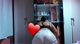 Gostosa rebolando de short curto