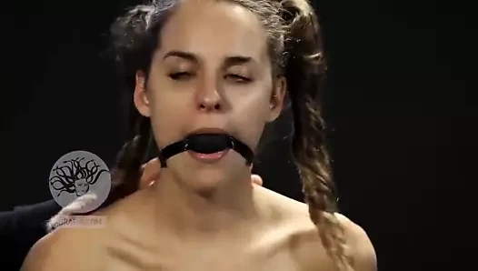 Gagball ile genç kız etrafında sipariş