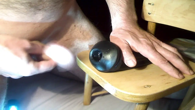 Penis sıkı kauçuk kolu hissetmek ve oradan boşalmak istiyor!