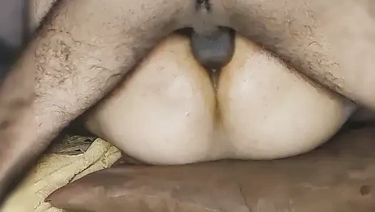 Domaltarak büyük göt deliği sikişiyor Hintli yenge