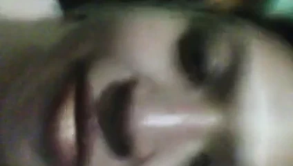 Mostrando mis voluptuosos encantos.