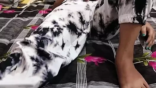 Ateşli Hintli desi kız erkek arkadaşı tarafından sikiliyor