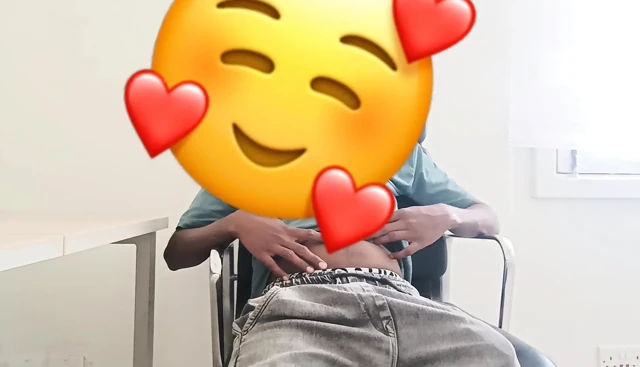 Hintli genç oğlan mastubustion