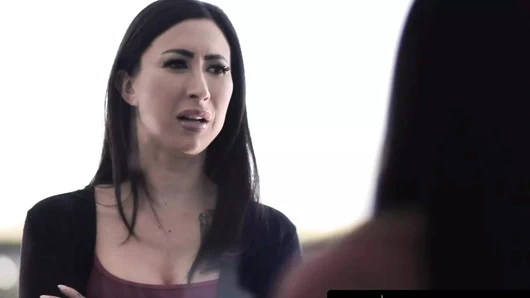 Saf tabu Sheena Ryder karısına scrawny genç komşusu tarafından sikilmesini izletiyor