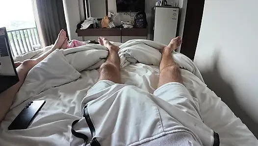 Sikimle oynamaya başlıyorum, karşı koyamıyor, tutuyor ve emmeye başlıyor!