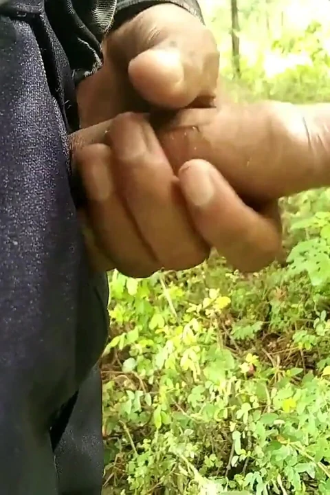 Açık bahçede yarak gösteriyor