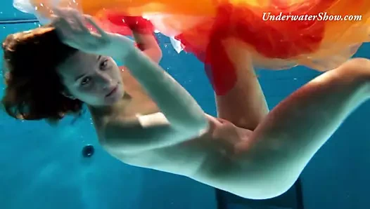 Edwiga genç Rus geceleri giysiler içinde yüzüyor