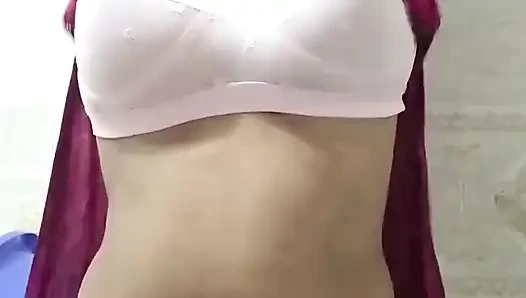 Büyük memeli Hintli kız elbisesini değiştiriyor ve koltuk altını gösteriyor