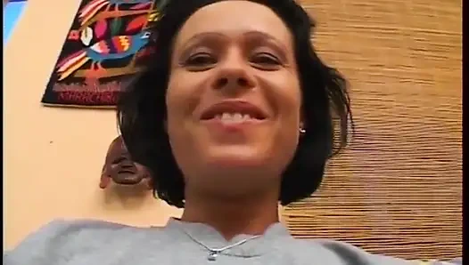 Esmer kız oyuncu seçmelerinde adamın büyük penisinin üzerinde zıplıyor