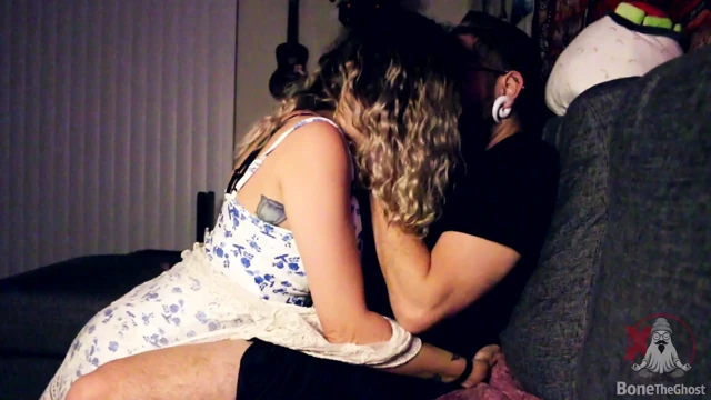 Lübnanlı olgun orta yaşlı seksi kadın şehvetli bir sakso çekiyor ve dölümü yutuyor.