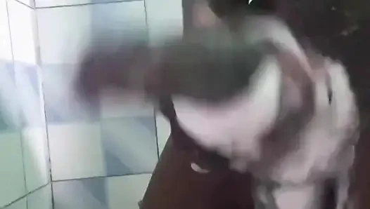 20 yaşındaki büyük zenci yarağı duşunda yarağını temizlerken edepsizce mastürbasyon yapıyor