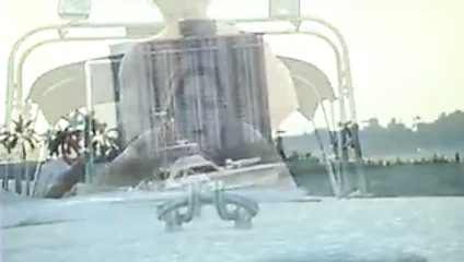 Olgun erkek sahilde gözlüklü genç kızı sikikleri sonra bir teknede