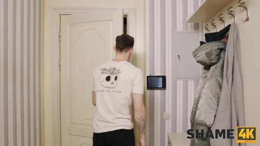 Utanç4k. güzel milf harika bir komşu olmaya çalışıyor