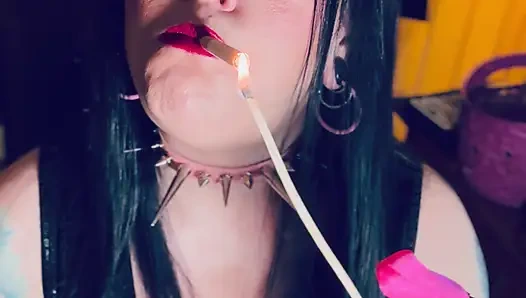 Yaptığı işte en iyisi o! Tina Snua kibritli bir sigara yakıyor ve eldivenle sigara içiyor