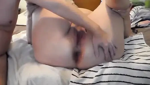 John Jen'in göt deliğine işiyor ve onu dışarı itiyor