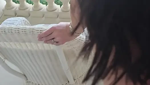 Gerçek orta yaşlı seksi kadın otel balkonunda herkesin görmesi için sikiliyor