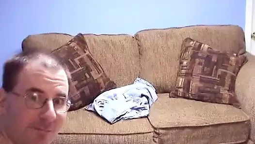 Tombul vücutlu şehvetli nymphos yaşlı adamla vahşi üçlü seks yapıyor