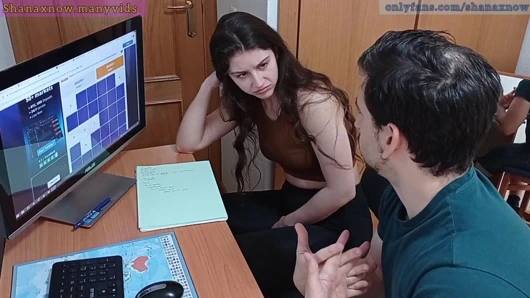 Genç öğrenci şantaj, pov oral seks, ağzına boşalmak, yutmak.