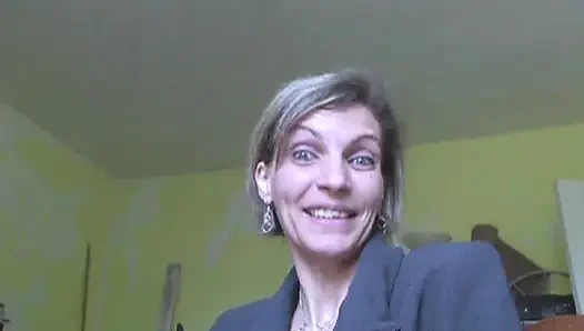 Fransız genç kız sevgilisine sıkı götünü siktiriyor