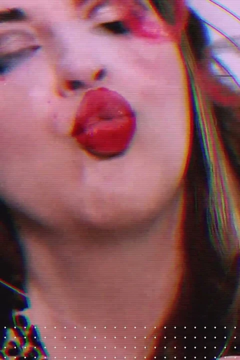 Plexiglass ruj fetişi asmr'ı öpüyor