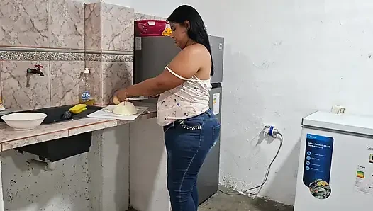 Pandora soyunuyor ve çıplak yemek hazırlıyor