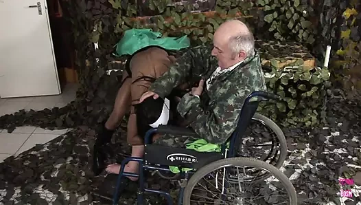 Sigara içen ateşli hemşire hastasına onu parmaklıyor ve ona sakso çekiyor