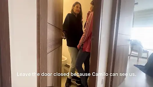 Çamaşır odasında komşumu sikiyorum ve inlemeyi bırakmıyor.