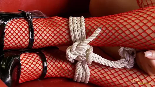 Cesur adam hapishanede iki ateşli kadın tarafından tutuluyor