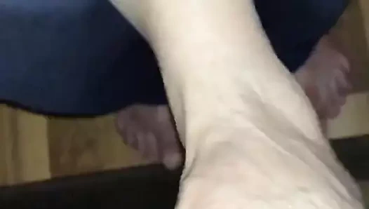 Eşinin ayaklarına boşalmak